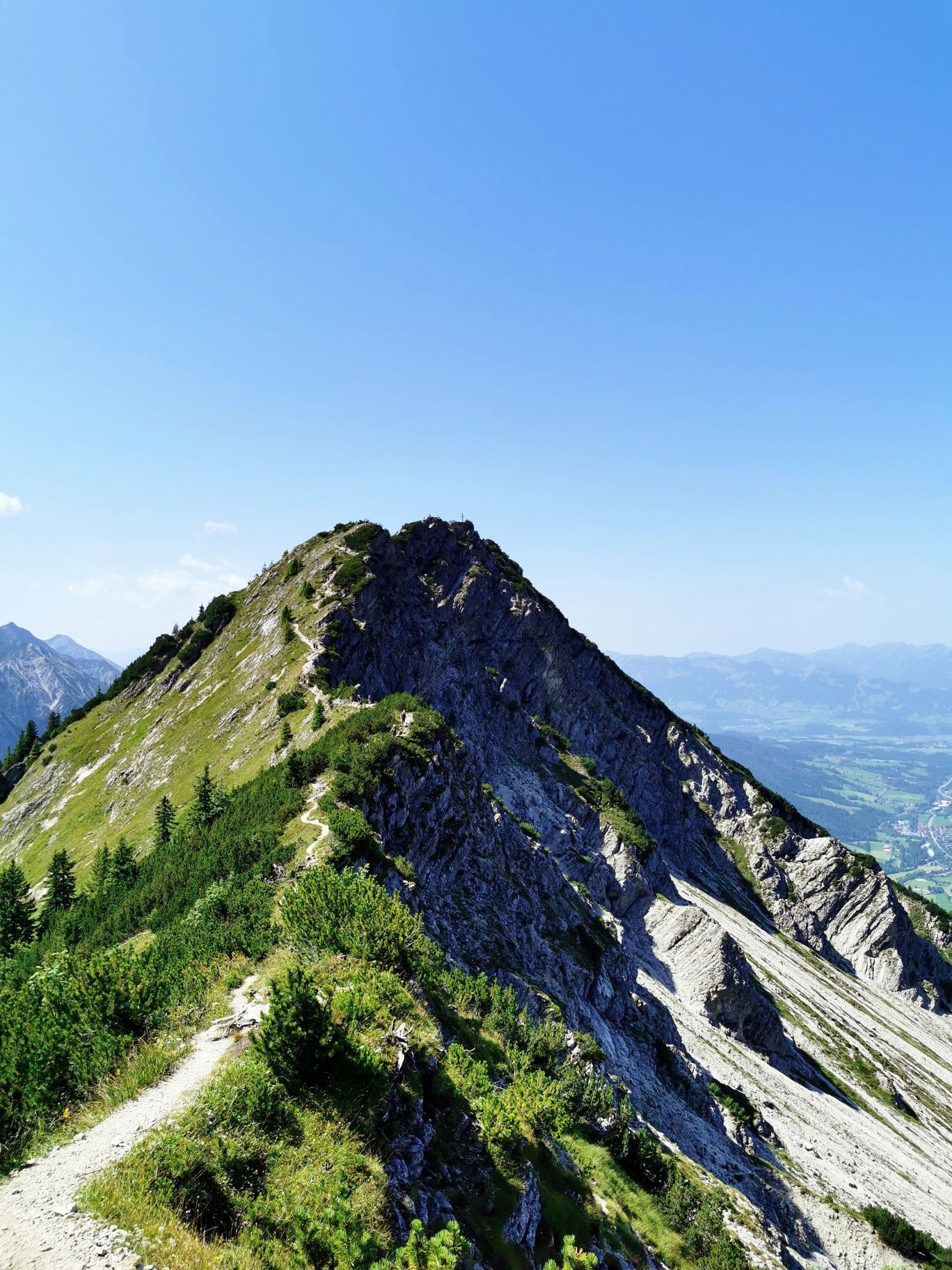 Das Bild zeigt die Berglandschaft des Iseler in den Allgäuer Alpen.